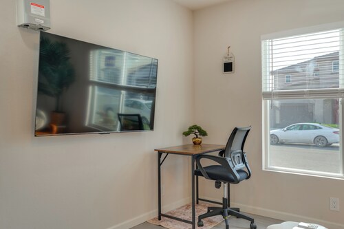 Great for Digital Nomads! Convenient Manteca Apt