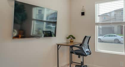 Great for Digital Nomads! Convenient Manteca Apt