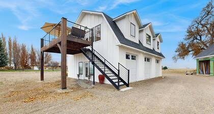 Home w/ Farmstyle Loft & Views, Mins to Dtwn