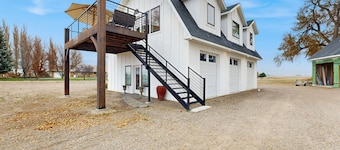 Home w/ Farmstyle Loft & Views, Mins to Dtwn