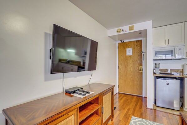 Interior - Harbor View + Pool Access: Downtown Honolulu Gem! (Honolulu)