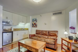 Interior - Harbor View + Pool Access: Downtown Honolulu Gem! (Honolulu)