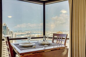 Interior - Harbor View + Pool Access: Downtown Honolulu Gem! (Honolulu)