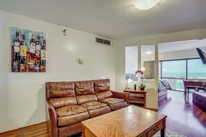 Interior - Harbor View + Pool Access: Downtown Honolulu Gem! (Honolulu)