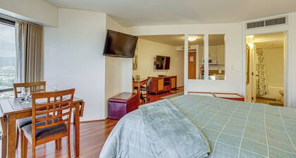 Harbor View + Pool Access: Downtown Honolulu Gem!