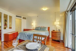 Interior - Harbor View + Pool Access: Downtown Honolulu Gem! (Honolulu)