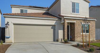 Pet-friendly Yard! Family Home in Bakersfield