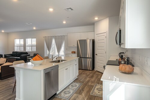 Pet-friendly Yard! Family Home in Bakersfield