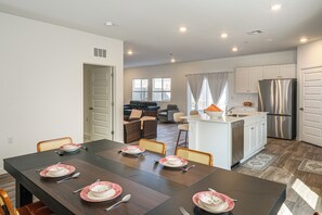 House (5 Bedrooms) | Interior - Pet-friendly Yard! Family Home in Bakersfield (Bakersfield)