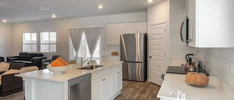 House (5 Bedrooms) | Interior