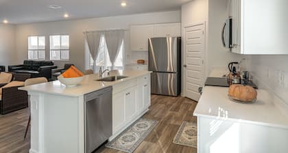 Pet-friendly Yard! Family Home in Bakersfield