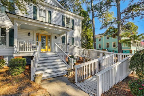 Timeless Charm! Family Home Near Belhaven Beach