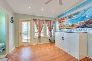 Interior - Timeless Charm! Family Home Near Belhaven Beach (Belhaven)