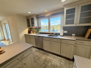 雪櫃、微波爐、焗爐、洗碗機