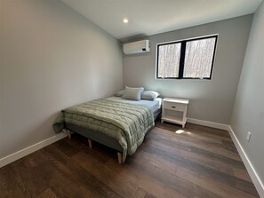 Iron/ironing board, Internet, bed sheets