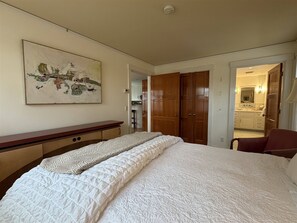 Iron/ironing board, Internet, bed sheets