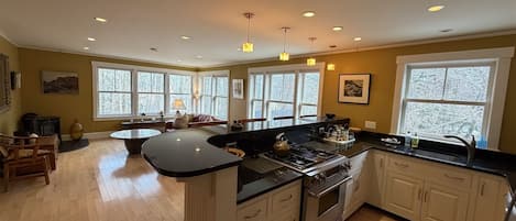 冷蔵庫、電子レンジ、オーブン、食器洗い機