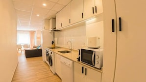 A modern kitchen with a dishwasher, microwave, and sink. - Modern apartment in the center of Tavernes (Tavernes de la Valldigna)
