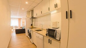 Jääkaappi, mikroaaltouuni, uuni, liesi