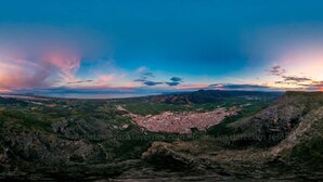 A panoramic view of a city nestled in a valley with a prominent mountain in the foreground. - Modern apartment in the center of Tavernes (Tavernes de la Valldigna)