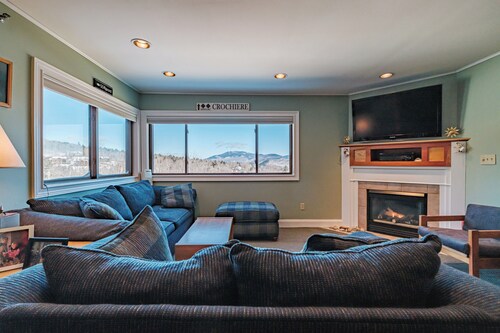Slopeside! Two bedroom, updated unit sleeps 6