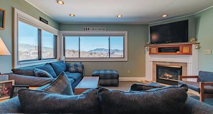 Slopeside! Two bedroom, updated unit sleeps 6