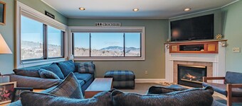 Slopeside! Two bedroom, updated unit sleeps 6