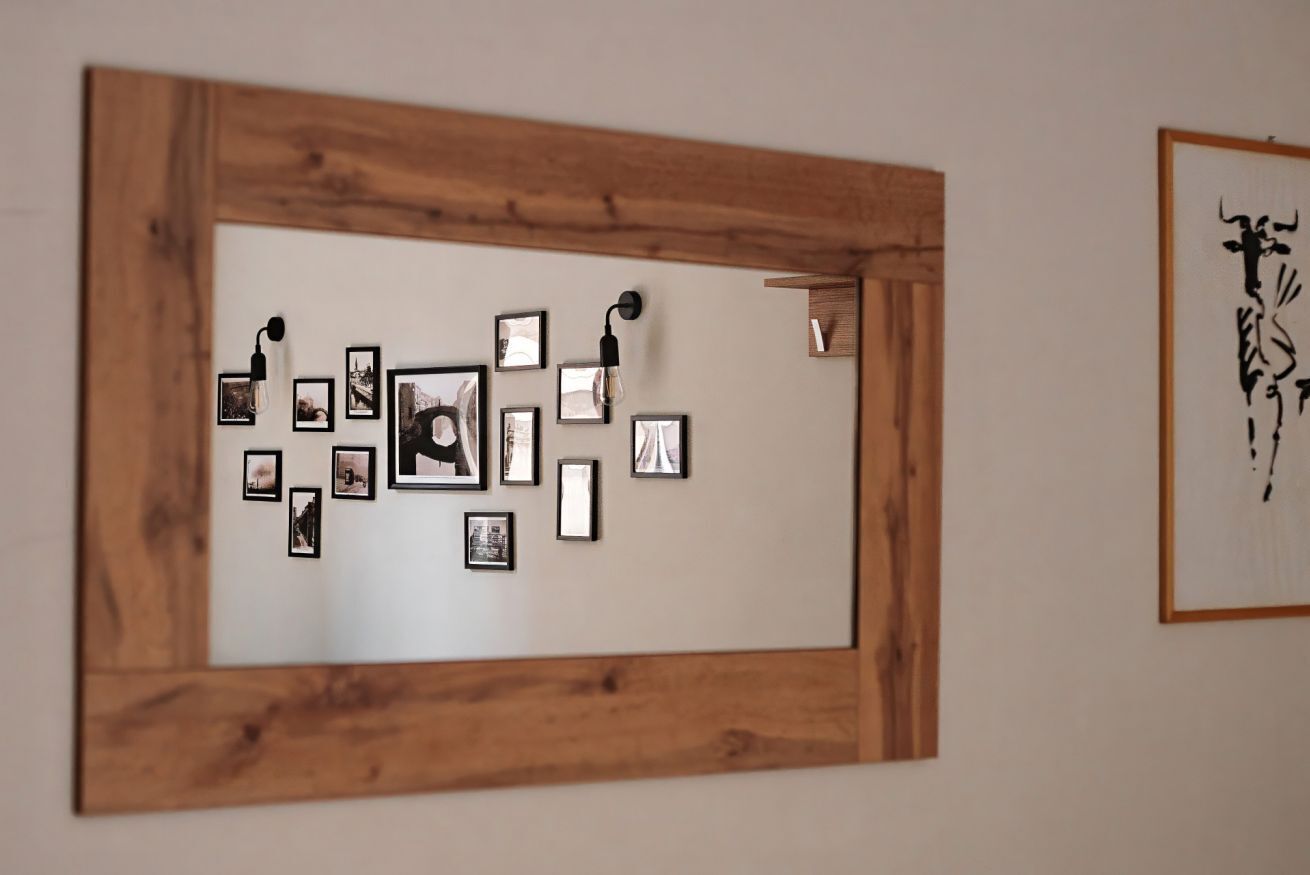 Eine Wand mit einem hölzernen Rahmen, der mehrere Bilder enthält.