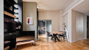 Een modern interieur met een eetgedeelte, keuken en ingebouwde planken.
