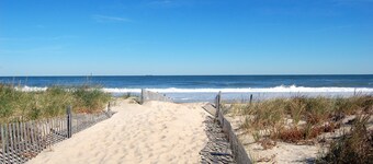 NEW TO VRBO: 9 BR-7.5 BA RENOVOTED REHOBOTH BEAUTY-STEPS TO SAND-6 NEW CASTLE