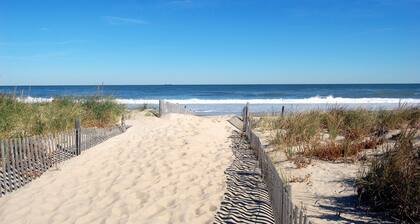 NEW TO VRBO: 9 BR-7.5 BA RENOVOTED REHOBOTH BEAUTY-STEPS TO SAND-6 NEW CASTLE