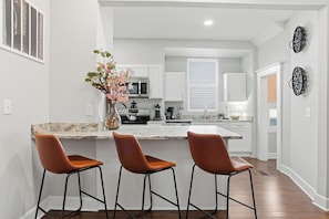 Fridge, microwave, stovetop, dishwasher - Savanah Home, Walkable Downtown, 30+ Days (Savannah)