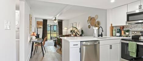 Kühlschrank, Mikrowelle, Ofen, Herdplatte