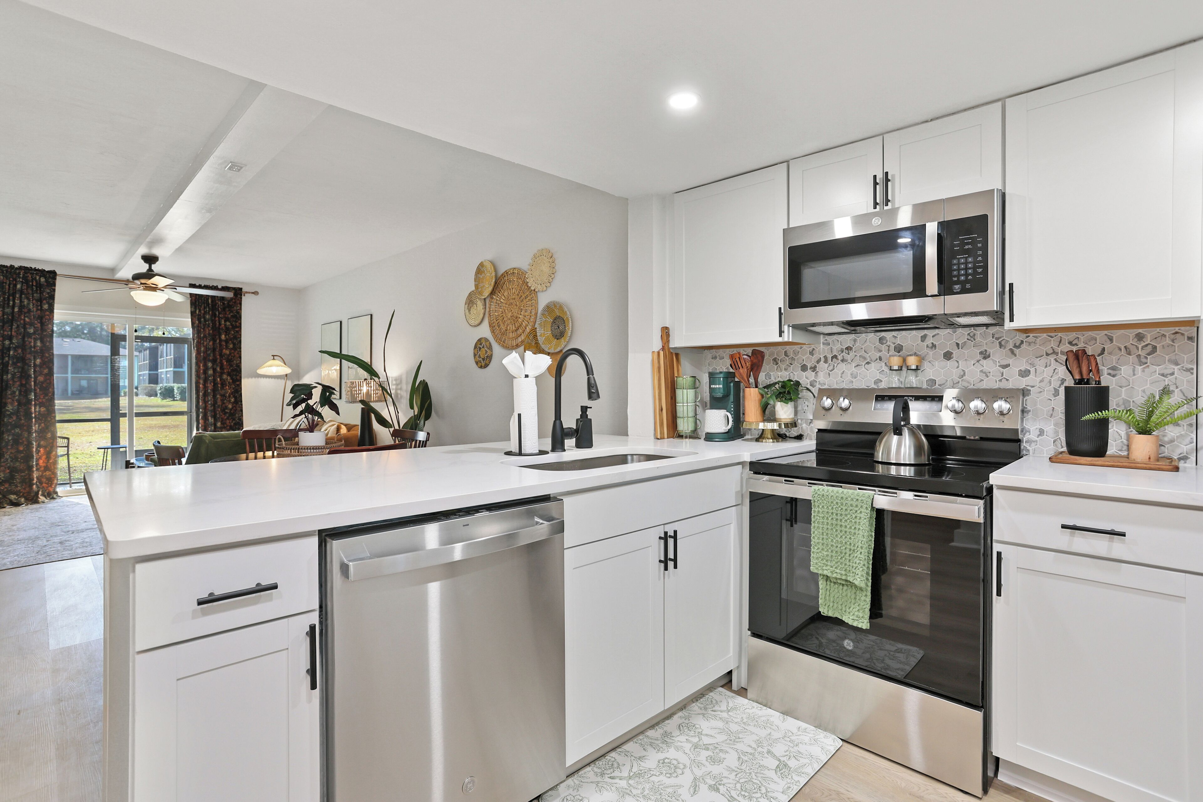 Réfrigérateur, micro-ondes, four, plaque de cuisson