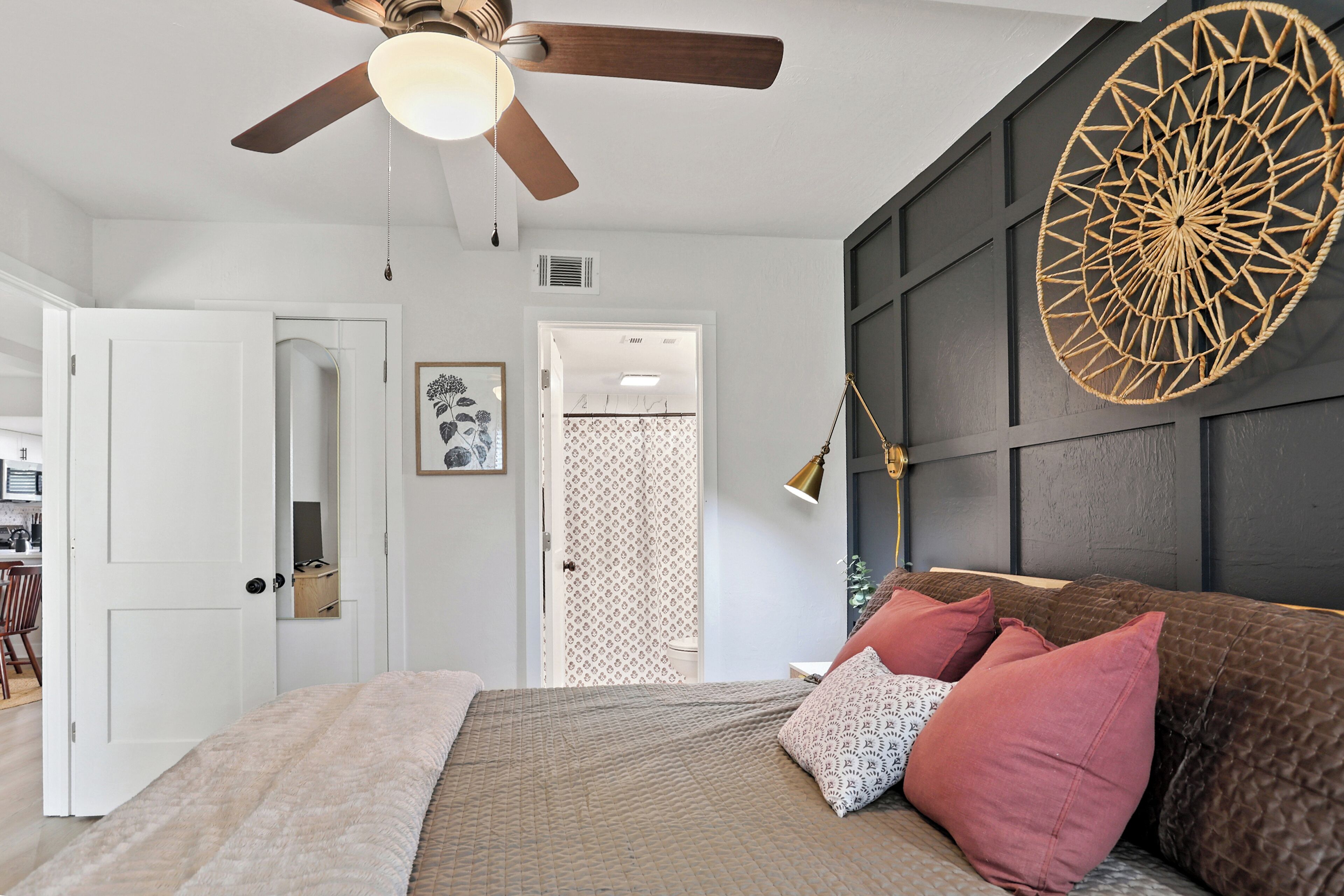 Bureau, fer et planche à repasser, Wi-Fi gratuit, draps fournis