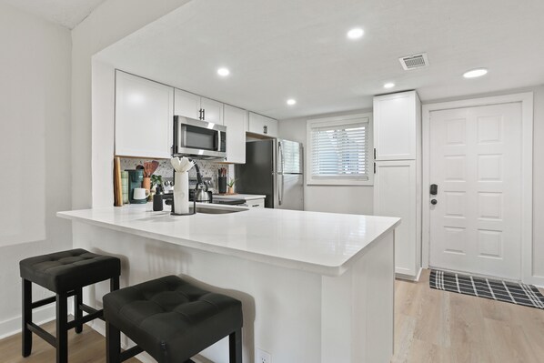 Kühlschrank, Mikrowelle, Ofen, Herdplatte