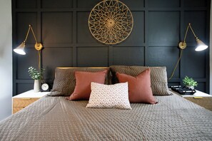 Escritorio, tabla de planchar con plancha, wifi gratis y ropa de cama 