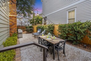 Outdoor dining - 3 Bed 3 Bath Historic Downtown Savannah * Private Courtyard (Savannah)