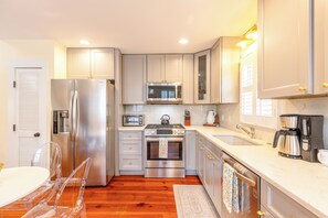 Fridge, microwave, oven, stovetop - 3 Bed 3 Bath Historic Downtown Savannah * Private Courtyard (Savannah)