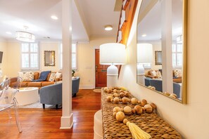 Interior - 3 Bed 3 Bath Historic Downtown Savannah * Private Courtyard (Savannah)