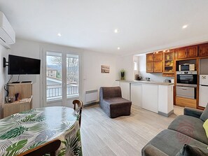 TV - Air-conditioned studio with pets allowed in city center near spa (Lamalou-les-Bains)