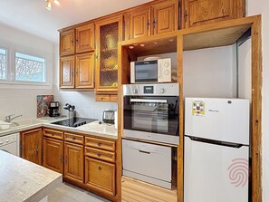 Fridge, microwave, oven, stovetop - Air-conditioned studio with pets allowed in city center near spa (Lamalou-les-Bains)