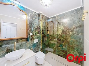 Bathroom - Renovated Apartment with Terrace and Parking in Menton (Menton)