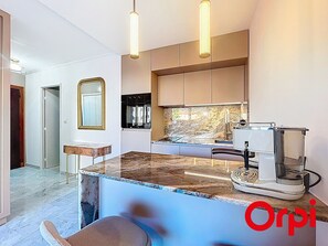 Fridge, oven, stovetop, coffee/tea maker - Renovated Apartment with Terrace and Parking in Menton (Menton)