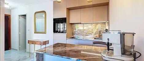 Køleskab, ovn, kogeplade, kaffe-/temaskine