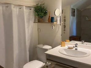 Towels - Air-Conditioned Apartment with Parking in Saint-Gilles (Saint-Gilles les Bains)