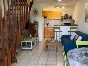 TV - Air-Conditioned Apartment with Parking in Saint-Gilles (Saint-Gilles les Bains)