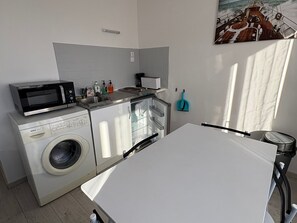 Fridge, microwave, stovetop, coffee/tea maker