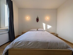 Free WiFi, bed sheets - Quiet Lodge for 4 with Wood Stove and WiFi Included (Conflans sur lanterne)