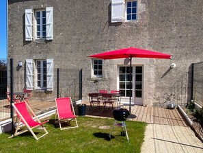 Outdoor dining - Charming Vendée Cottage with Garden - 6 Guests (La Gaubretière)